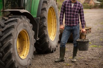 Vehículo con llantas agrícolas realizando trabajo en la tierra